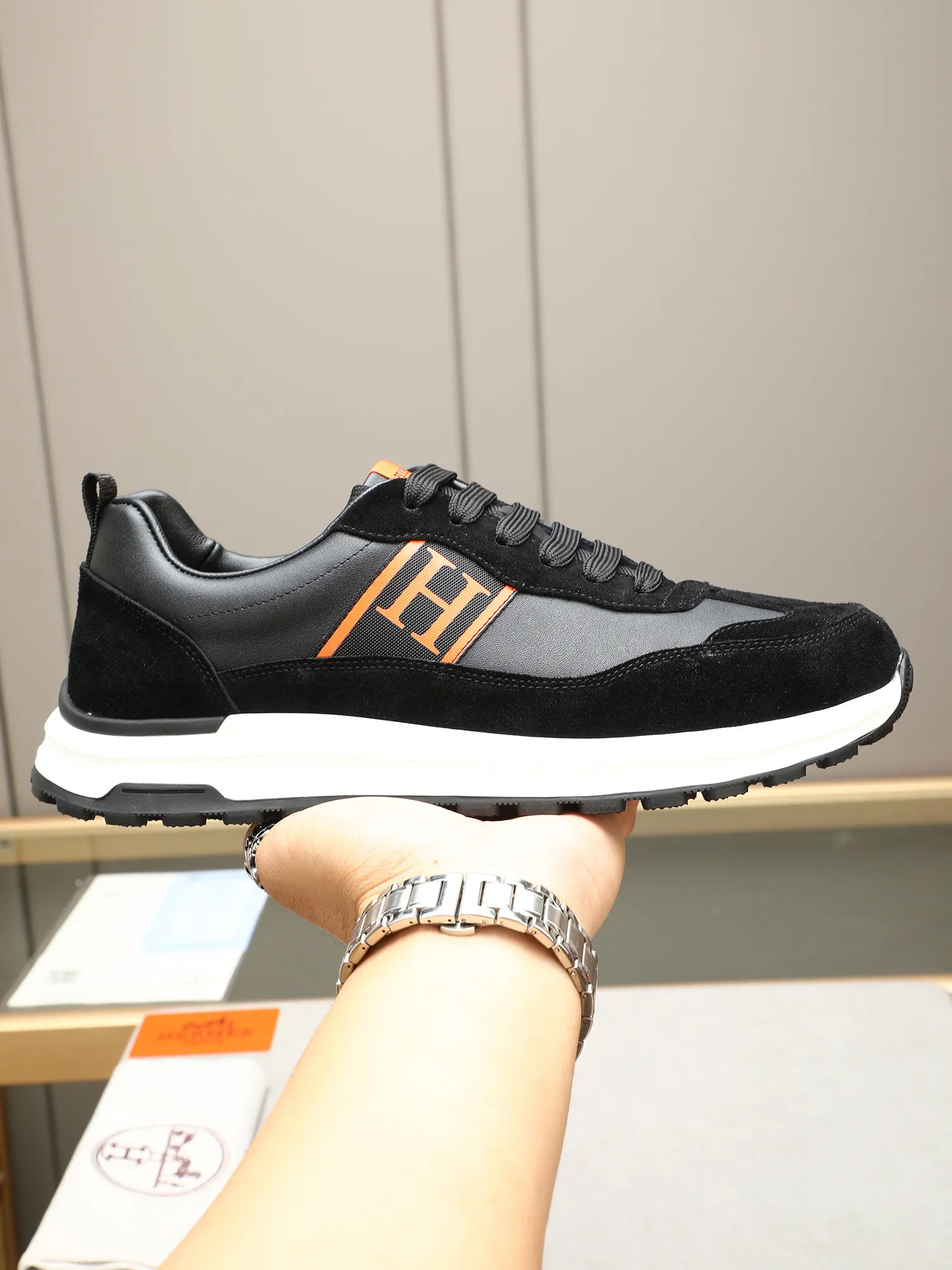 📛📛📛Men's shoes💰P420 (Hermes)🆕Men's color-blocked sneakers, with textured calfskin details. Spliced ​​with original cowhide, this shoe draws inspiration from the equestrian world, integrating technical details and practical functions. Breathable sheep lining, original combination outsole, high-end quality, and every detail is perfectly combined! Size: 38-44 (45 can be customized)